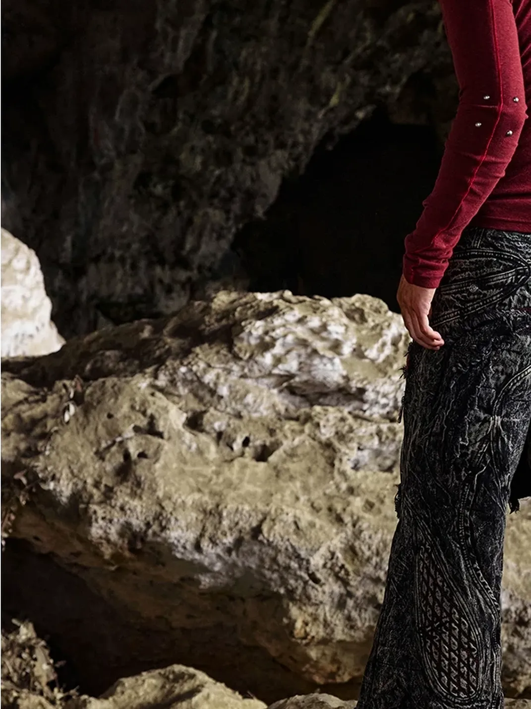 PERSONSOUL | Mottled Uneven Wash Red Black Jeans