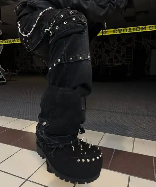 @babyking_donharrizz wear FourthSex 24FW Remake Custom Large Head Rivet Pierced Wax Coated Destroyed Pierced Denim Ski Boots (3/7)